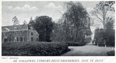 94828 Gezicht in de Zinzendorflaan met bomen en struiken te Zeist uit het zuidoosten; met links de voorgevel (ged.) van ...